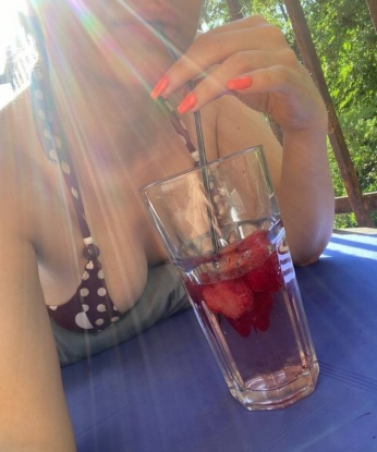 Соблазнительная и жгучая брюнетка приглашает к себе в гости. Готова исполнить твои самые сокровенные желания. Звони прямо сейчас! 8349, 32 года